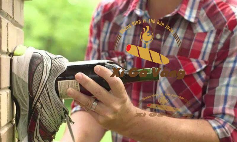 Bạn nên thực hiện nhẹ nhàng và đúng kỹ thuật khi áp dụng cách mở rượu vang k cần dụng cụ này